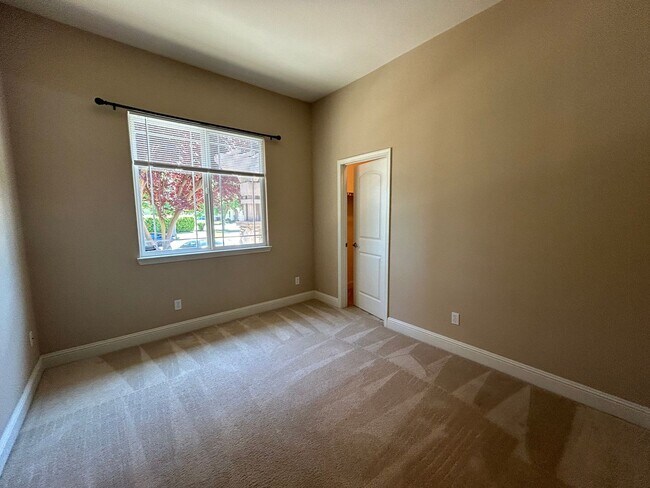 Building Photo - Nice Oakdale home on corner lot