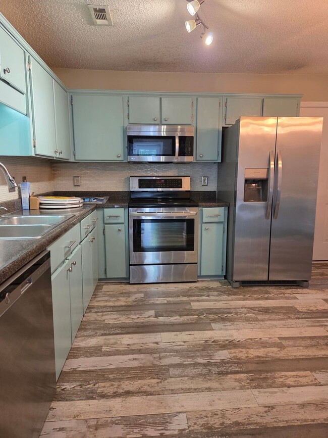Building Photo - 3 Bedroom 2 bath fenced back yard in a quiet neighborhood!!