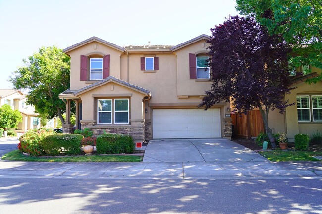 Building Photo - Beautiful 4 bed/ 3.5 bath in Natomas!