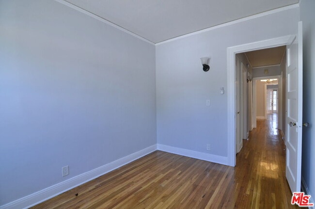 Building Photo - 2021 N Vermont Ave