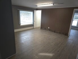 Building Photo - 10906 N Woodstock St