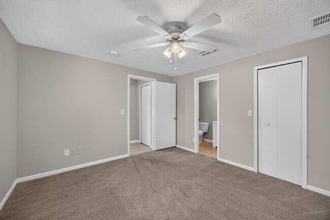 Building Photo - Cute 3/2 Home in Orange park on a corner lot