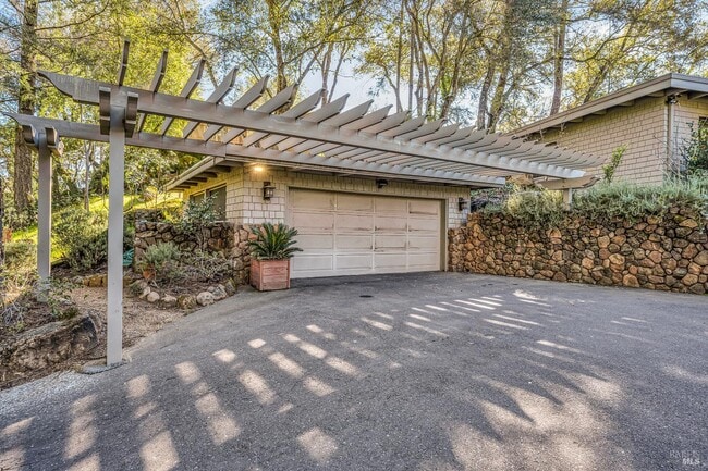 Building Photo - 522 Meadowood Ln