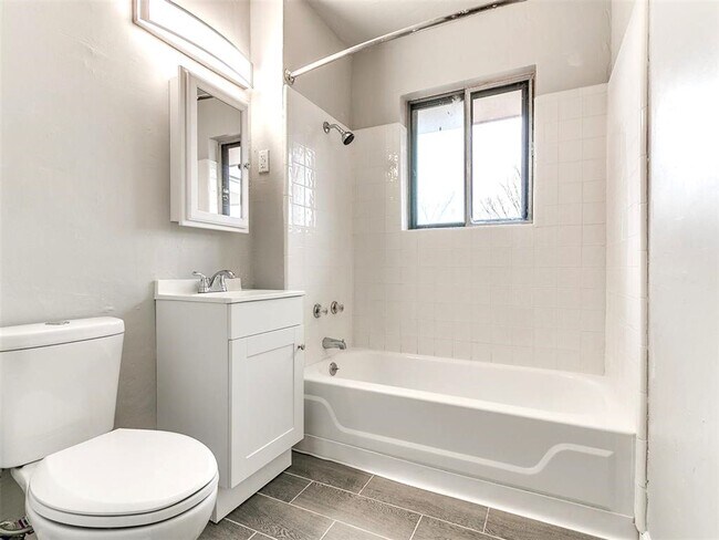 Building Photo - Super 4 Bed 1.5 Bath in the South Gate Addn in Moore, OK