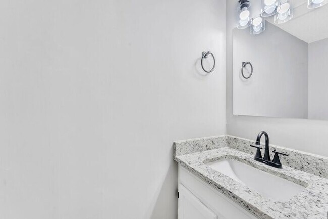Building Photo - *NEWLY RENOVATED* 2 Bedroom Townhouse in D...
