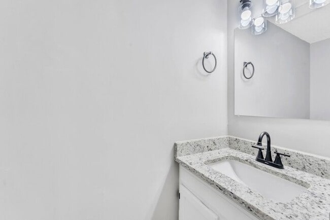 Building Photo - *NEWLY RENOVATED* 3 Bedroom Townhouse in Downtown Spartanburg