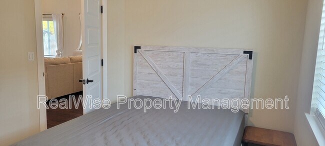 Building Photo - 108 SW Little Meadow Ln