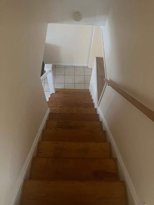 Building Photo - 3bed 1.5 Bathroom Townhome located 4353 Robertson Ave