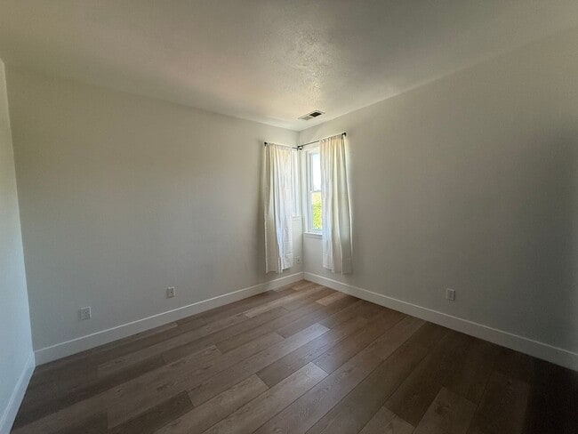 Building Photo - 413 Redrock Way