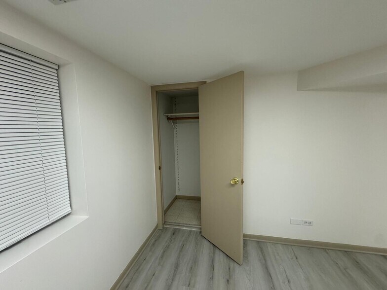 Living room - closet - 5434 N Lotus Ave