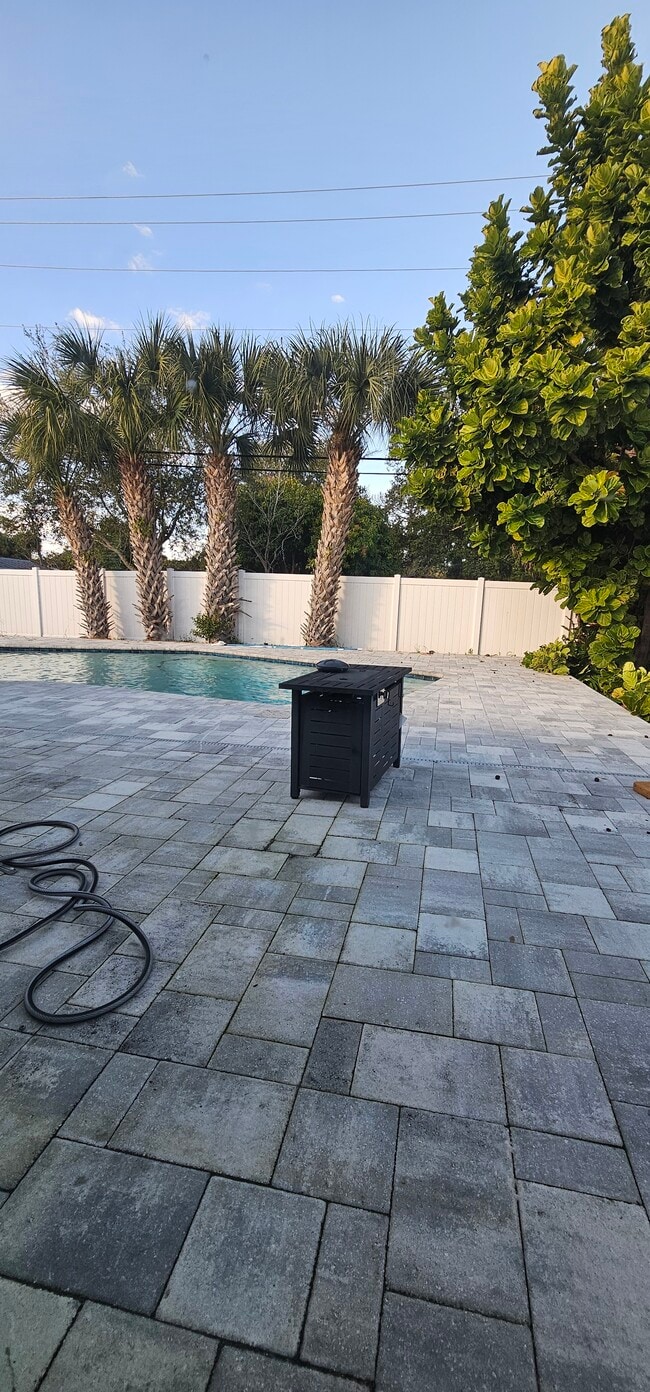 Building Photo - 370 Hunt Dr