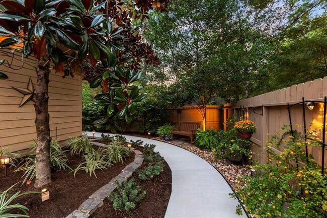 Building Photo - 21 Riverbank Dr
