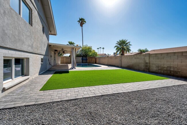 Building Photo - Amazing Tri-level close to ASU with Pool