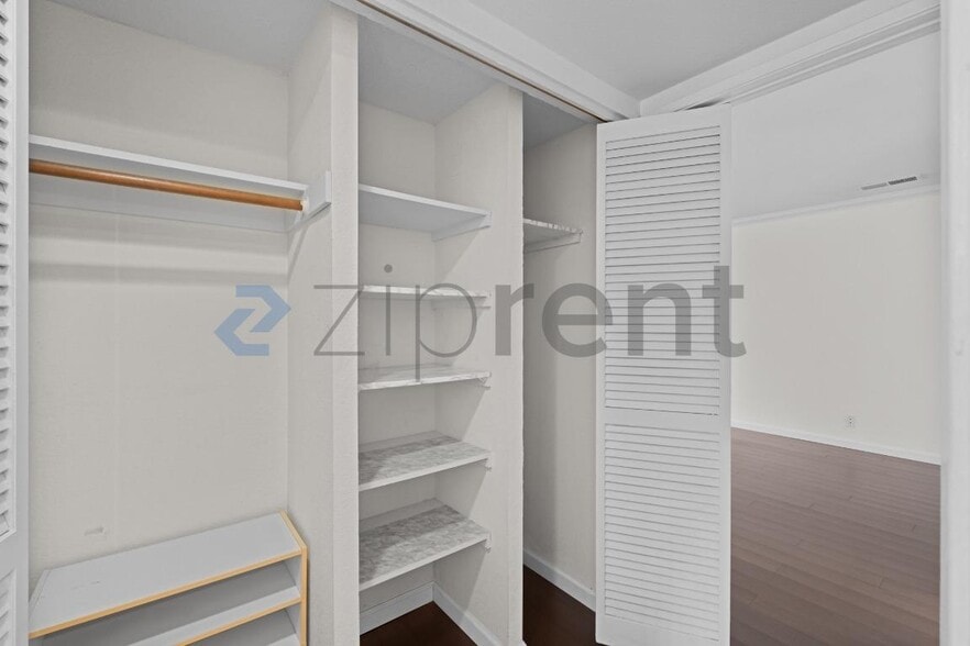 Building Photo - 1387 Crown Dr