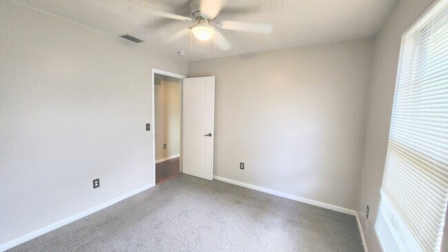 Building Photo - Welcome to this charming 3-bedroom, 2-bath...