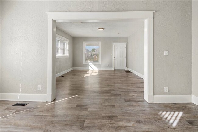 Building Photo - 617 N Parker Ave