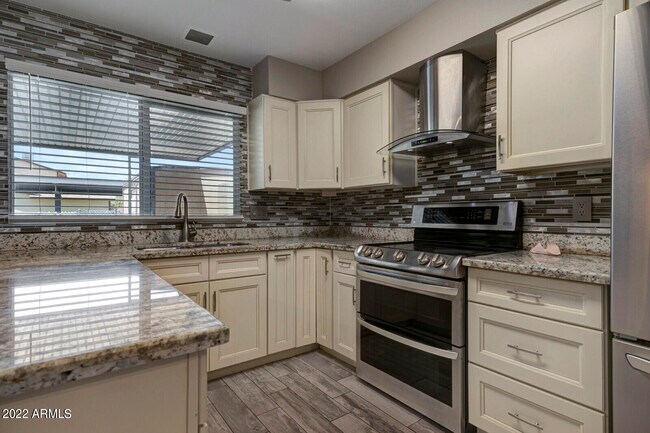 Building Photo - 3012 W Bethany Home Rd