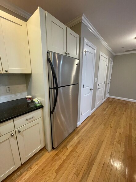 Building Photo - 10 Crowninshield St