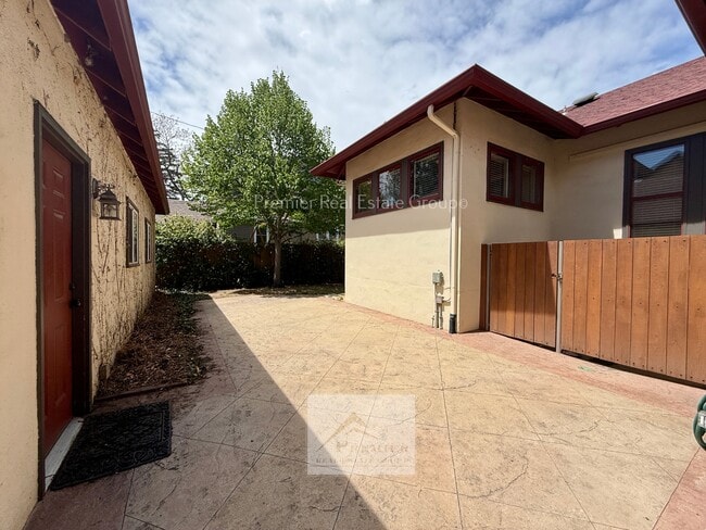 Building Photo - 429 E San Rafael St