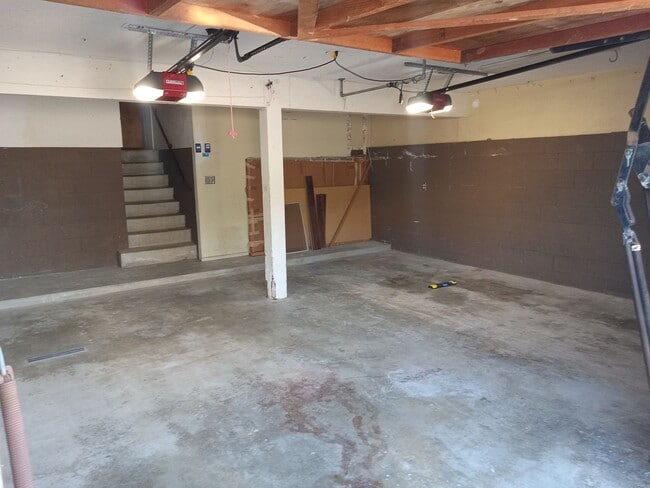 Building Photo - Fabulous 3 bedroom 2 bath tri-level home w...