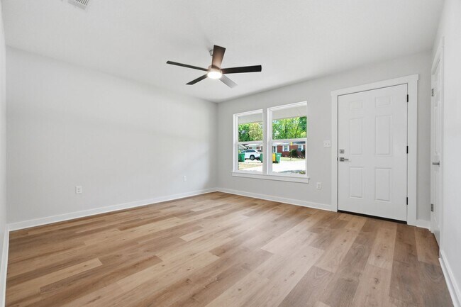 Building Photo - All Brick Home & Large Yard in Niceville!