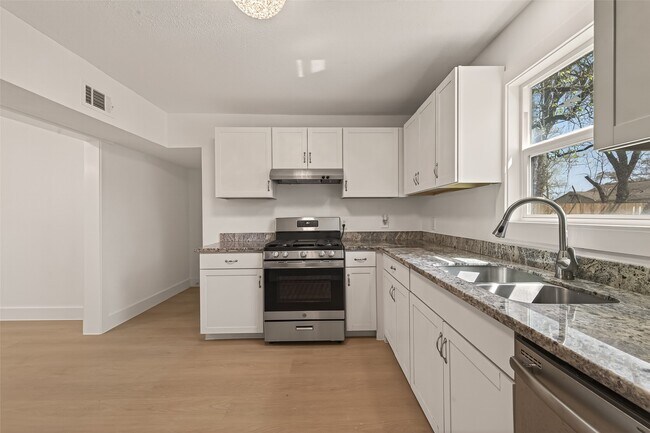 Building Photo - 3209 McCrarey Dr