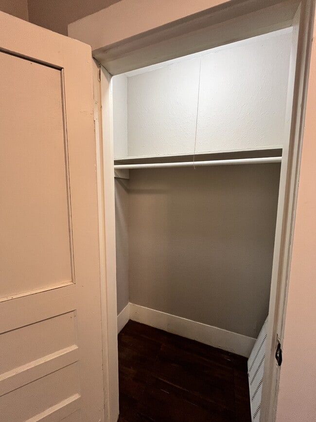 Building Photo - 916 N Austin St