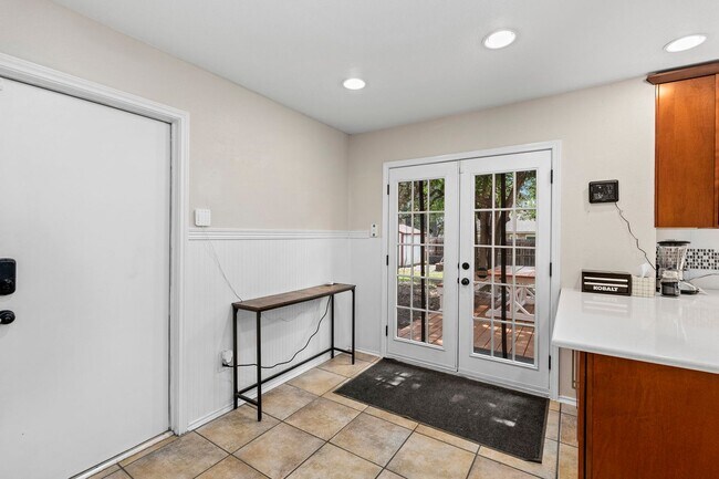 Building Photo - 3 Bedroom/2.5 Bath Northwest Park Subdivision