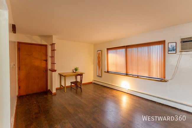 Building Photo - charming 2-bedroom, 1-bathroom apartment i...