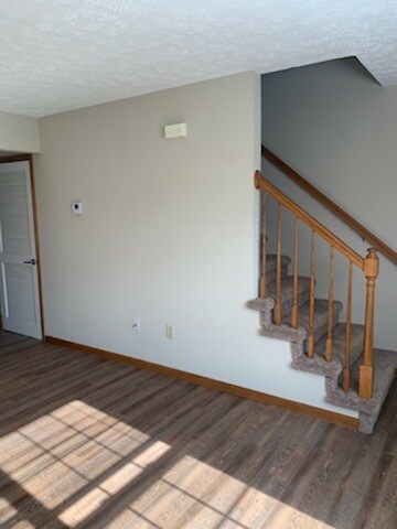 Building Photo - 751 Village Dr