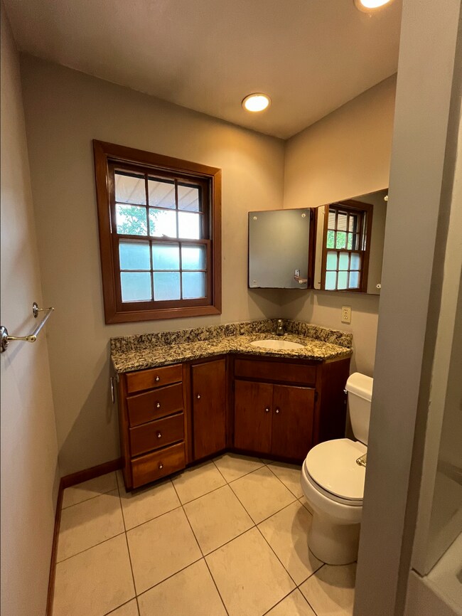 Building Photo - Conveniently Located 3-Bedroom with Walk-O...