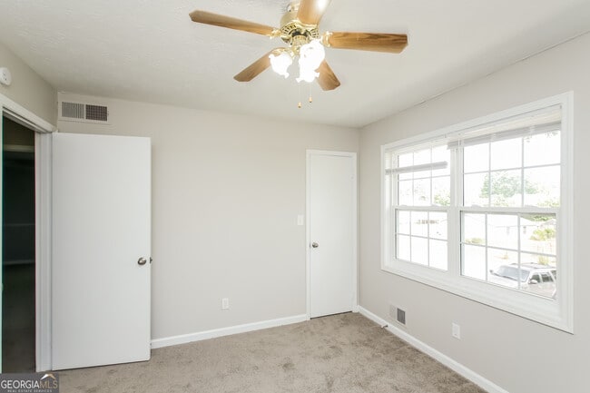 Building Photo - 185 Heritage Way