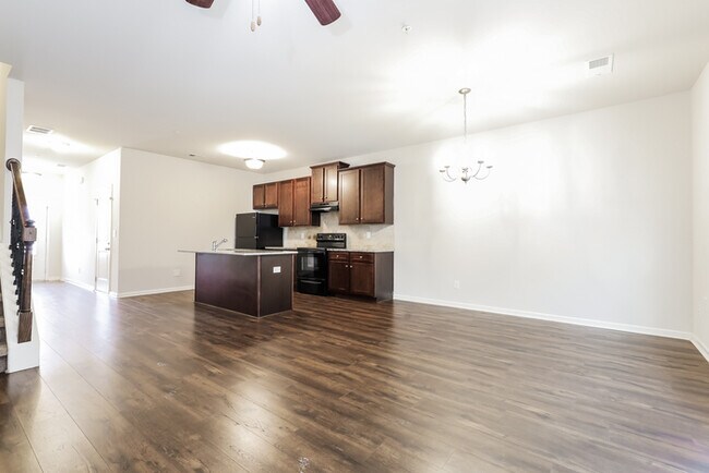 Building Photo - Inviting 3-Bedroom, 2.5-Bath Townhome