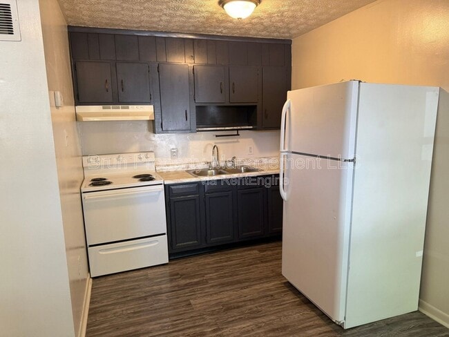 Building Photo - 3216 Garden Dr