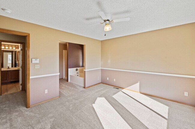 Building Photo - Sundown Rancher with Mountain Views, Walk-...