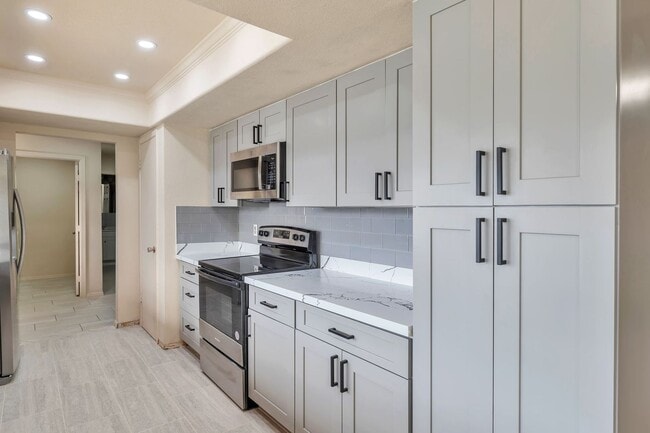 Building Photo - Spacious 6-Bedroom, 4-Bath Pool Home Near ASU Campus