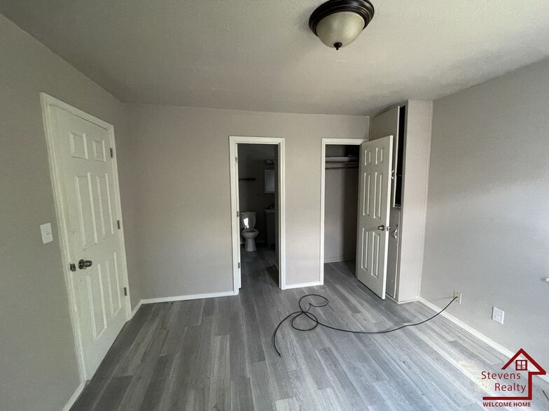 Building Photo - 1315 SW E Ave