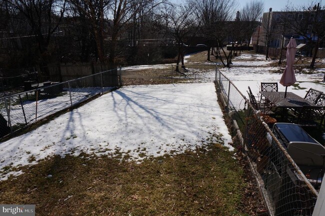 Building Photo - 250 E Chestnut St