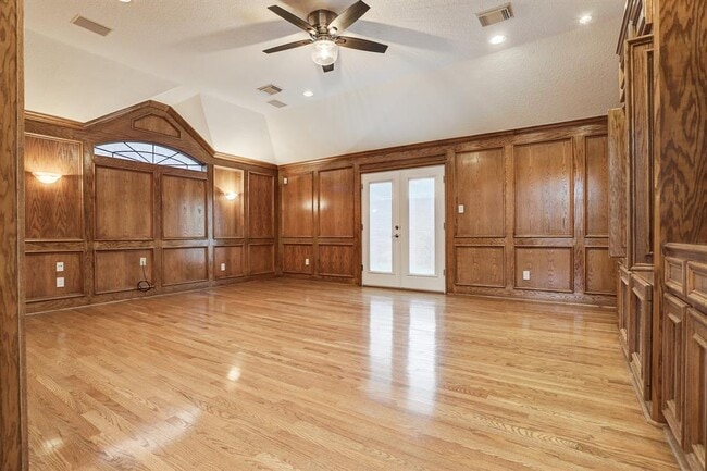 Building Photo - 316 Parkwood Village Dr