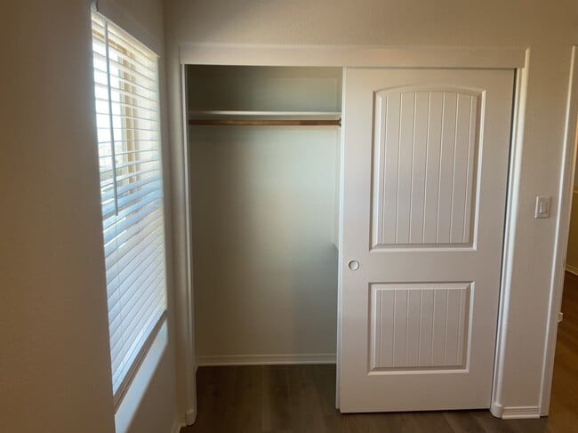 Building Photo - 904 Crown Ct NE