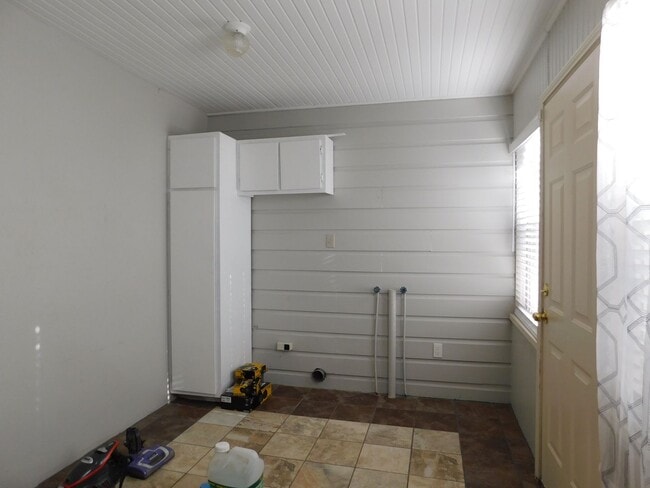 Building Photo - 2 Bed 1.5 Bath Duplex near downtown