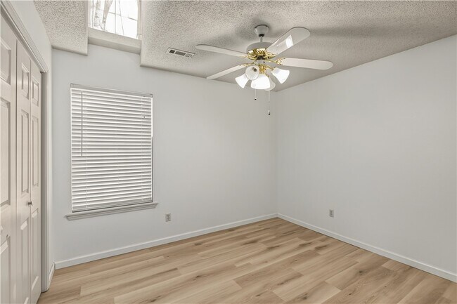 Building Photo - 1602 Parkview Pl