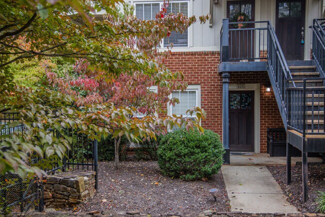 Building Photo - 2 Bedroom/ 2 bath - entry level END UNIT with side balcony & upgraded kitchen and bathrooms- only...