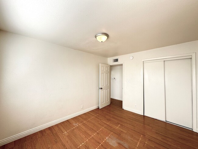 Building Photo - CHARLESTON HEIGHTS