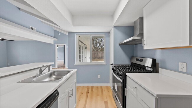 Building Photo - 1112 Village Green Dr