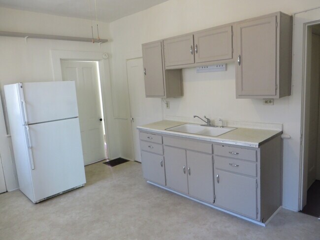 Building Photo - Large Three Bedroom, 1.5 Bathroom Home hal...