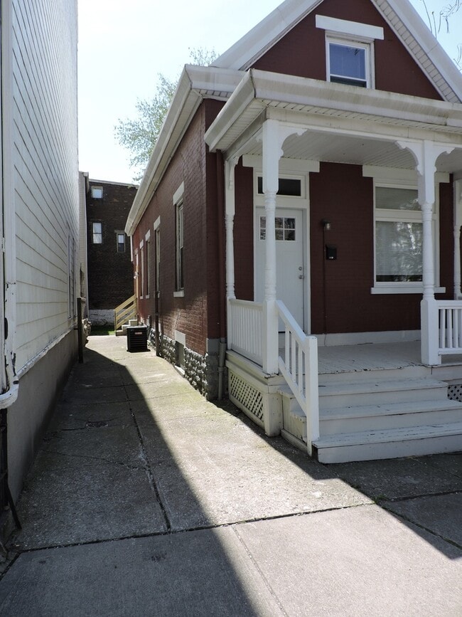 Building Photo - 319 Warner St