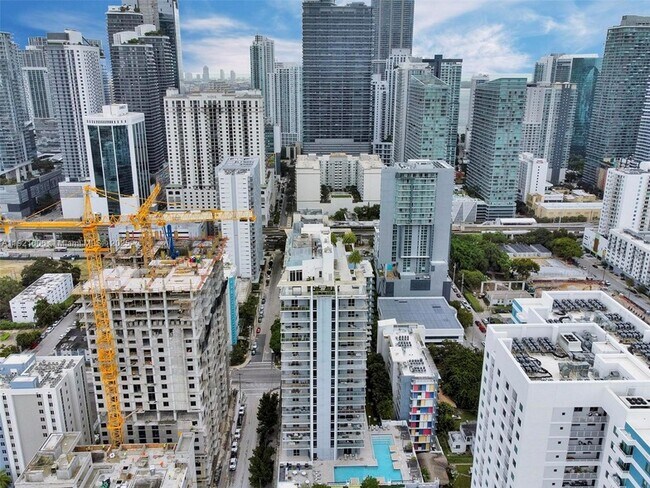 Building Photo - 1010 SW 2nd Ave