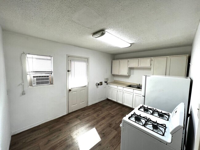 Building Photo - E 9th Duplex 1