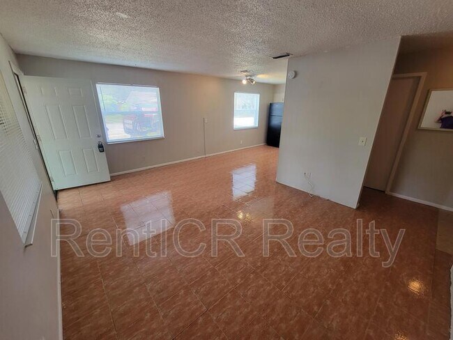 Building Photo - 3135 Pine Tree Ave